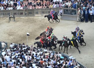 Palio di Siena rinviato per maltempo, si corre domani venerdì 3 luglio