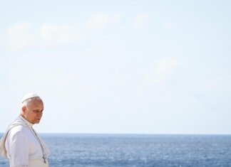 Papa Leone XIV varca la Porta d’Europa a Lampedusa: “Più delle parole contano i gesti, mondo sia più umano”