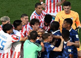 Paraguay-Francia, rissa in campo e Mbappé chiede un rosso