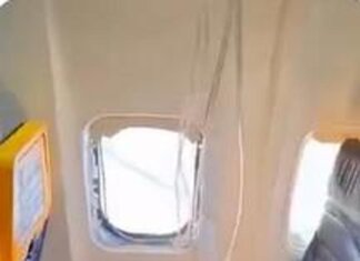 Paura su volo Ryanair, pezzi motore rompono finestrino e passeggero rischia di essere risucchiato