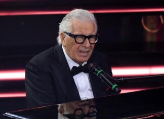 Peppino di Capri, il lungo applauso all’inizio dei funerali: tra i presenti anche De Laurentiis