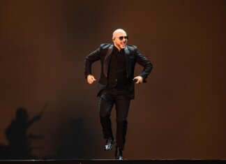 Pitbull canta davanti alla più grande folla di ‘calvi’ al mondo: il record