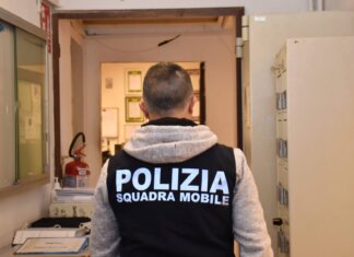 Siena, permessi di soggiorno irregolari: arrestato un mediatore dell’Ufficio Immigrazione Polizia-di-stato-Siena
