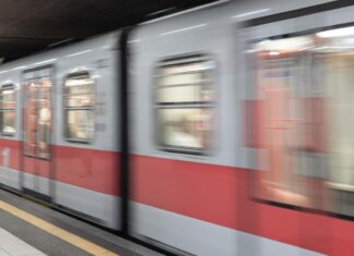 Ragazza sfregiata in metro a Milano, pm chiede carcere per 27enne
