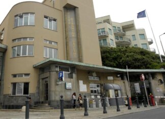 Ragazzina risucchiata dal bocchettone di una piscina, è grave
