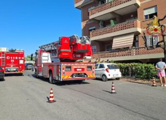Roma, incendio a via Chiusdino: quattro persone in ospedale dopo aver inalato fumo