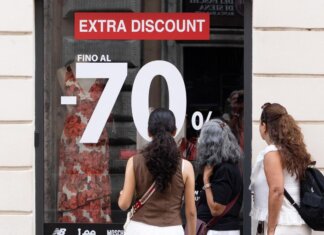 Saldi estivi al via, ribassi in tutta Italia ma il caro-vita frena lo shopping
