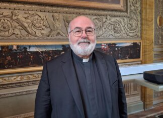 Salute, Angelelli (Cei): “Social e Ai comportano rischio danni mentali per i giovani”