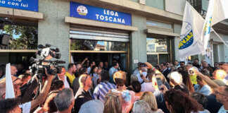 Nicola Fratoianni: “Prefetto di Livorno con Salvini a manifestazione pubblica Lega: situazione imbarazzante” Nicola Fratoianni: "Prefetto di Livorno con Salvini a manifestazione pubblica Lega: situazione imbarazzante"