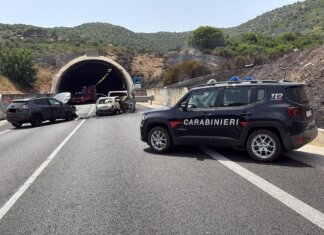 Scontro con due auto in fiamme nel Cagliaritano, un morto e nove feriti