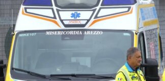 Scontro fra due auto nella periferia di Arezzo, una si ribalta: 4 feriti, uno è grave