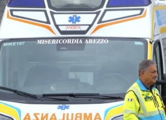 Scontro fra due auto nella periferia di Arezzo, una si ribalta: 4 feriti, uno è grave