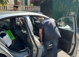 Rubano un orologio a un turista al centro commerciale, rintracciati e arrestati in Liguria