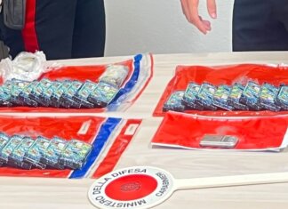 Va a riprendersi le sue cose a casa dell’ex marito e ci trova un’altra donna: arrivano i carabinieri e trovano due chili di hashish