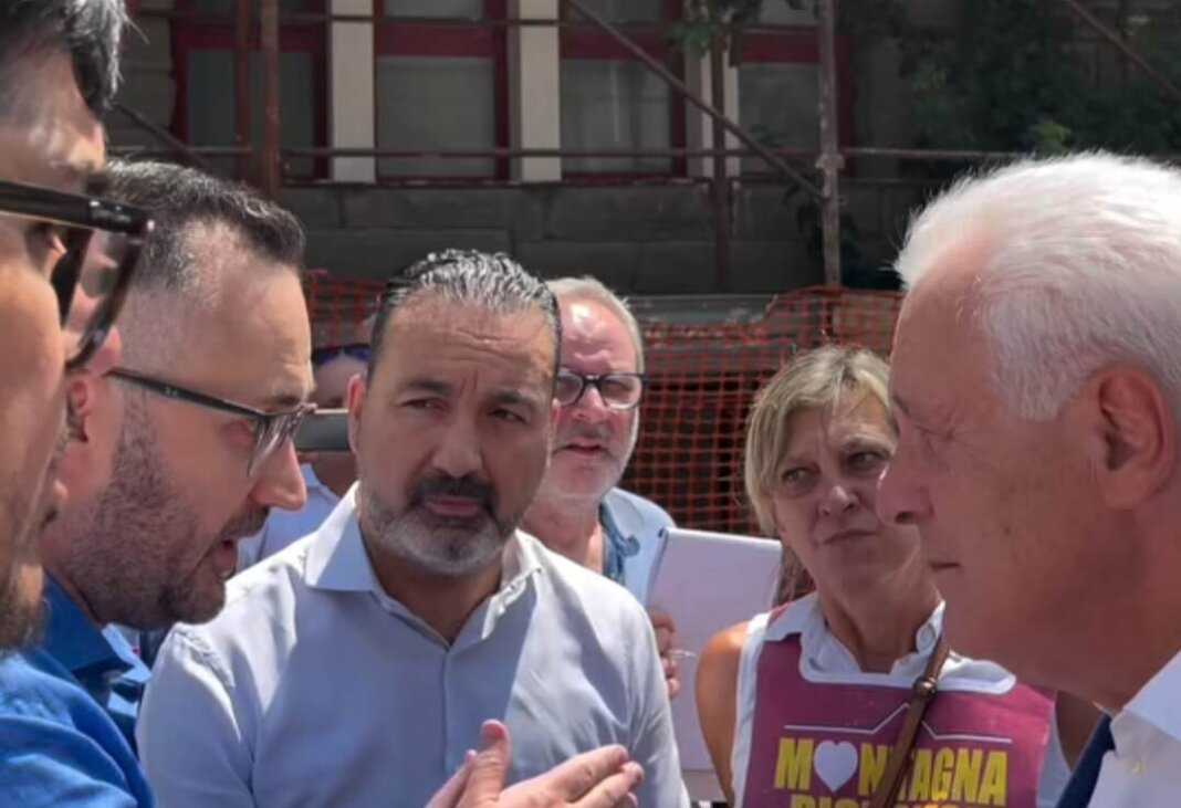Confronto del presidente della Regione Toscana con i manifestanti. Proteste con cartelli e fischietti per la sorte dell'ospedale Pacini. Alessandro Capecchi, consigliere regionale FdI: 