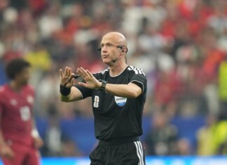 Si ritira l’arbitro Taylor ‘incubo dei romanisti’: “Pressione intensa e attenzione costante”