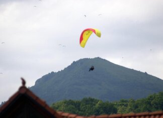Tarzo, pilota di parapendio si schianta al suolo: morto 53enne