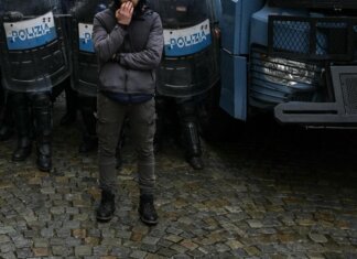 Tifoso ferito in scontri derby Torino, Procura: “Chiesti domiciliari per agente, lacrimogeno lanciato in modo non conforme”