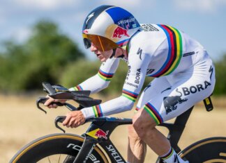Tour de France, Evenepoel vince la cronometro della 16a tappa, Pogacar resta in maglia gialla