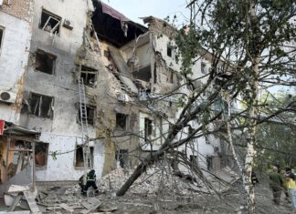 Ucraina, attacco russo a Zaporizhzhia: 2 morti e 42 feriti. Kiev colpisce deposito petrolio