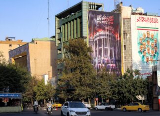 Usa-Iran, nuovi raid nel Golfo. Teheran: “Stop impegni memorandum”. Khamenei: “Ripetute violazioni, firma Trump senza valore”
