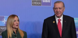 Vertice Nato, Erdogan regala una pistola ai leader. Meloni la porta in Italia protocollata come tutti gli altri doni