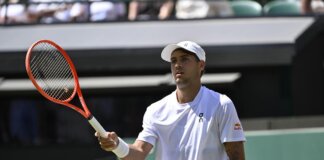 Wimbledon, nervosismo Cobolli: gesto polemico e lite con il suo angolo