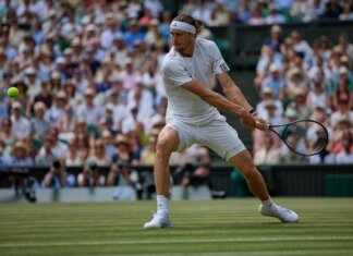 Wimbledon, paura Zverev: cade e resta a terra, lo aiuta… Sinner