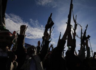 Yemen, leader Houthi minaccia attacchi a siti petroliferi sauditi e aeroporto Riad