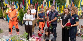 Dalla delegazione toscana in Ucraina un mazzo di fiori in ricordo di Iryna Tsybuch