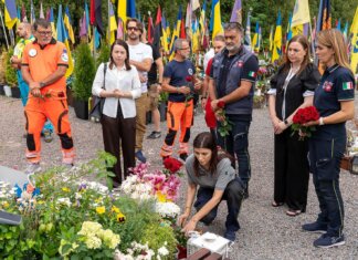 Dalla delegazione toscana in Ucraina un mazzo di fiori in ricordo di Iryna Tsybuch