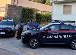 Al culmine della lite incendia la casa dell’amico: in carcere