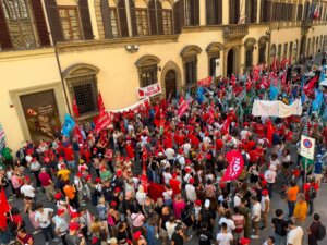 Sciopero industria in Toscana: migliaia in corteo a Firenze. Confindustria: "Condividiamo le stesse preoccupazioni"