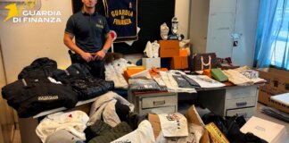 Abbigliamento ed etichette contraffatte: sequestrati 2mila capi, denunciato un uomo