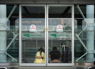 Aeroporto di Catania, voli sospesi per la cenere vulcanica: stop fino alle 12 di domenica 27 settembre
