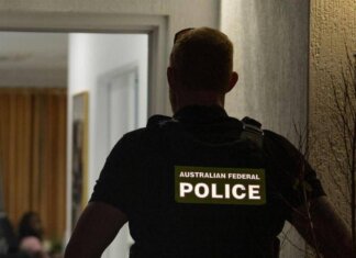 Australia, allarme per corpo in una valigia… ma era una bambola sexy