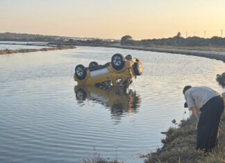 Auto si ribalta e si inabissa in un canale a Formentera: carabinieri in vacanza salvano 30enne che stava per annegare