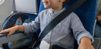 Bambino non vuole di allacciarsi la cintura prima del decollo, volo cancellato