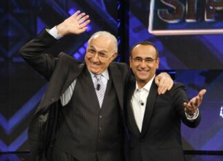 Baudo, Conti ricorda il grande conduttore: “Lui è la tv, indimenticabili i suoi abbracci paterni”