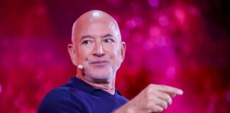 Bezos sbarca nel calcio, il fondatore di Amazon punta a una quota del Liverpool