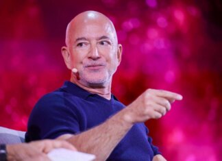 Bezos sbarca nel calcio, il fondatore di Amazon punta a una quota del Liverpool