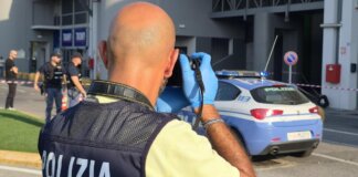 Brescia, accoltellata dall’ex marito davanti al figlio fuori da un centro commerciale