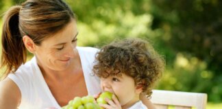 Caldo e bambini, il menù anti-afa dei pediatri: “Più acqua, frutta e pasti leggeri”