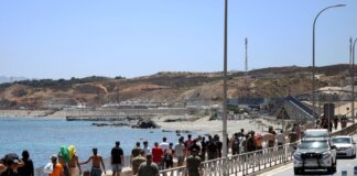 Ceuta, ancora 2500 migranti in città. Marocco: “Avevamo avvertito Spagna”. Madrid: “Falso”