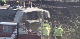 Deraglia treno nell’East Sussex: passeggeri intrappolati, soccorsi al lavoro