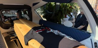 Don Mazzi, folla a Milano per i funerali: “Testimone di speranza, giustizia, accoglienza”