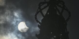Eclissi solare, attenzione agli occhi: “Per guardarla gli occhiali da sole non bastano”