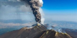 Eruzione Etna, voli in arrivo sospesi fino alle 12 all’aeroporto di Catania