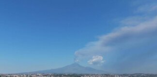 Etna, nube di cenere di 4 chilometri dal vulcano: scatta allerta rossa per l’aviazione
