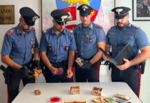 Ha due chili di hashish nel cruscotto dell’auto, arrestato a un posto di blocco